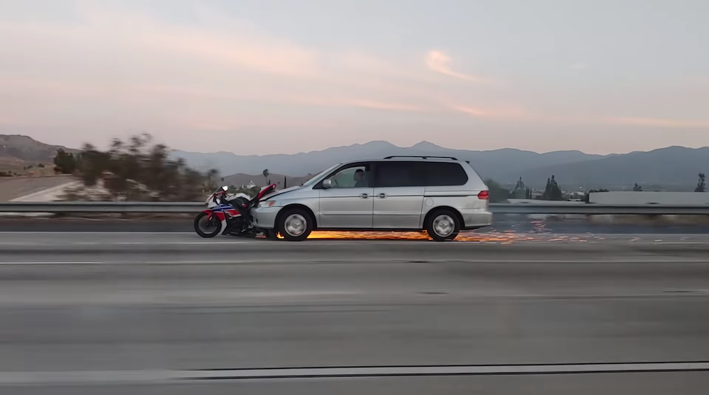 Wild Honda Odyssey Hit & Run Caught on Camera